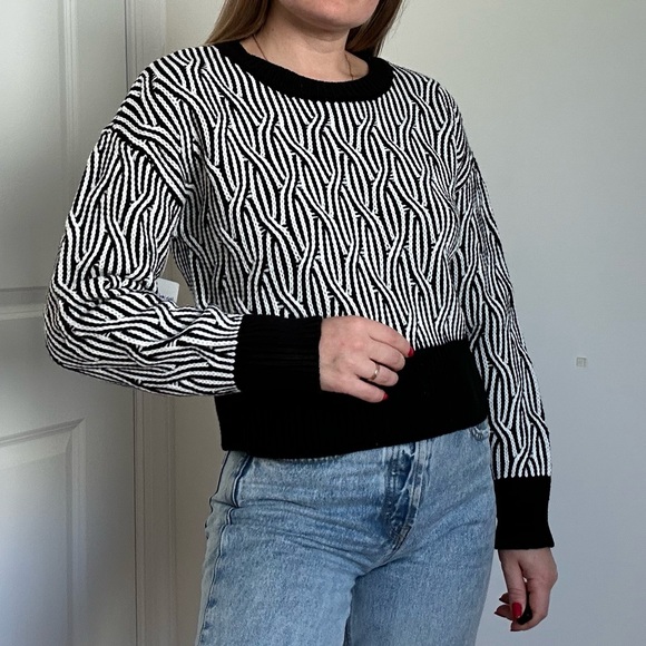 Black & White Mini Braid Pattern Cropped Pullover Crew Neck Sweater - Picture 5 of 8